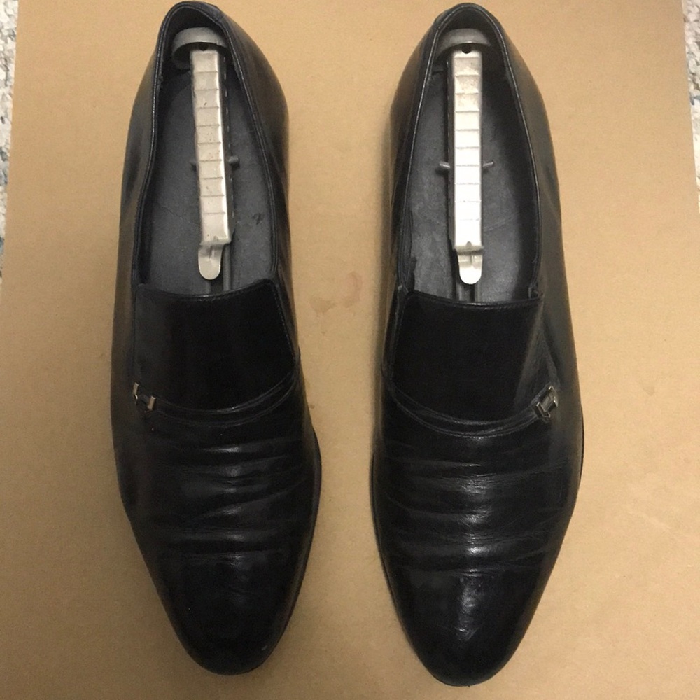 Florsheim men’s black dress shoe with small gold buckle. Size 10C.